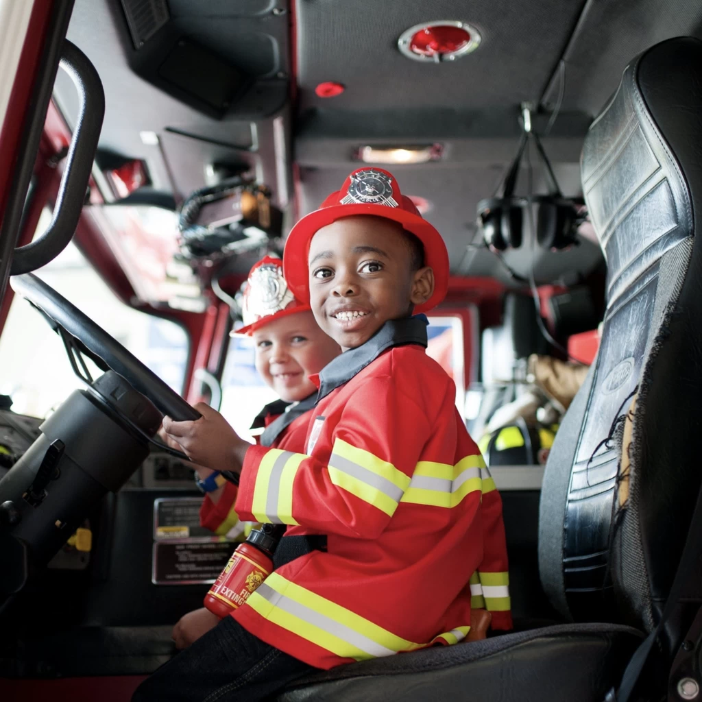 Great Pretenders FIREMAN WITH ACCESSORIES, 5-6 2 Great Pretenders FIREMAN WITH ACCESSORIES, 5-6 - Afbeelding 2